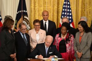 Biden Signs Policing Executive Order On 2nd Anniversary of George Floyd’s Death
