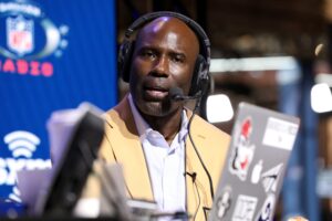 Are We Feeling How United Airlines Responded to Terrell Davis’ Viral Arrest on Their Flight?