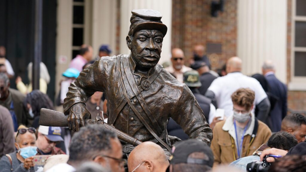 Statue Honoring Black Civil War Soldiers Erected Across From Confederate Monument in Tennessee