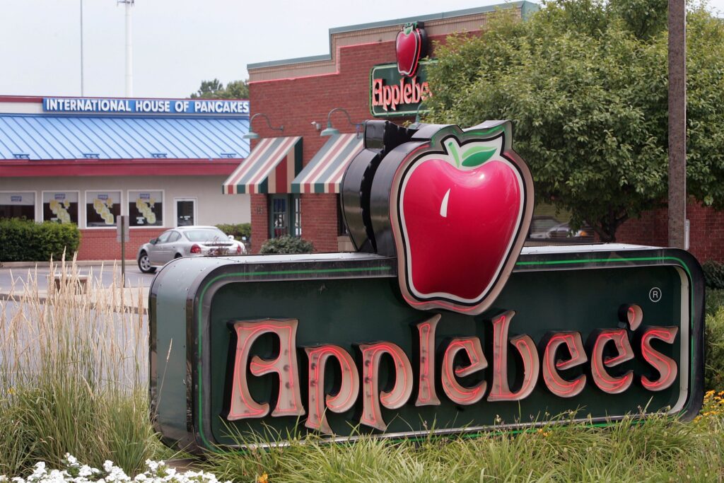 Applebee’s Employee Believes She Was Fired for Kicking Racists Out of Restaurant