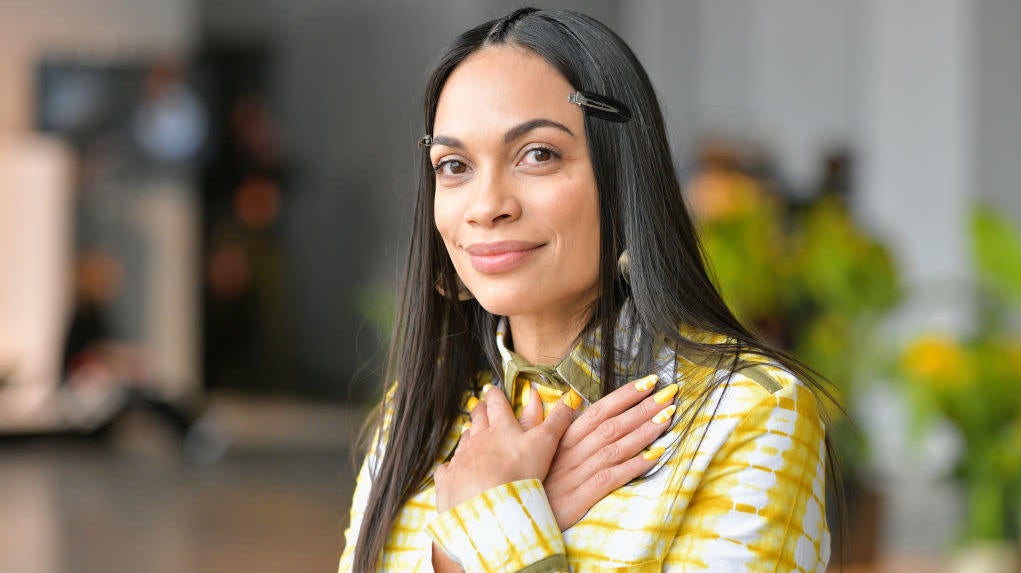 Transgender Employee of Rosario Dawson Hits Actress With Lawsuit Accusing Her—and Her Mama—of Vicious Beatdown