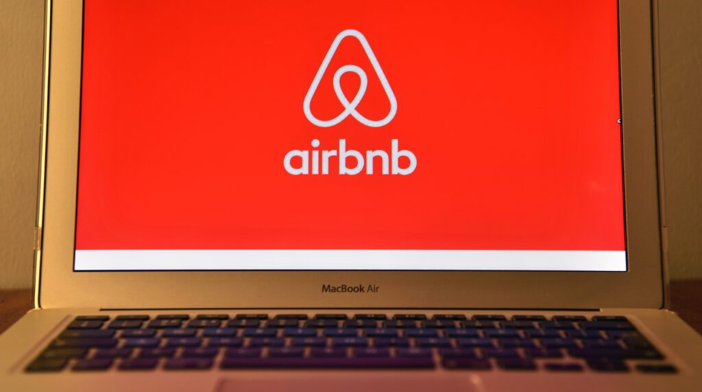 #AirbnbWhileBlack: Host Calls Black Men ‘Monkeys’ and ‘Criminals’ Before Kicking Them Out [Updated]