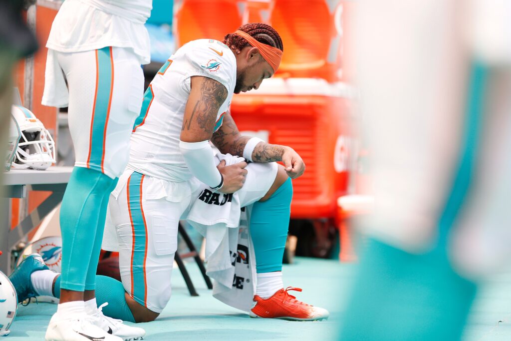 Miami Dolphins Receiver Albert Wilson Continues Kneeling Protests During National Anthem